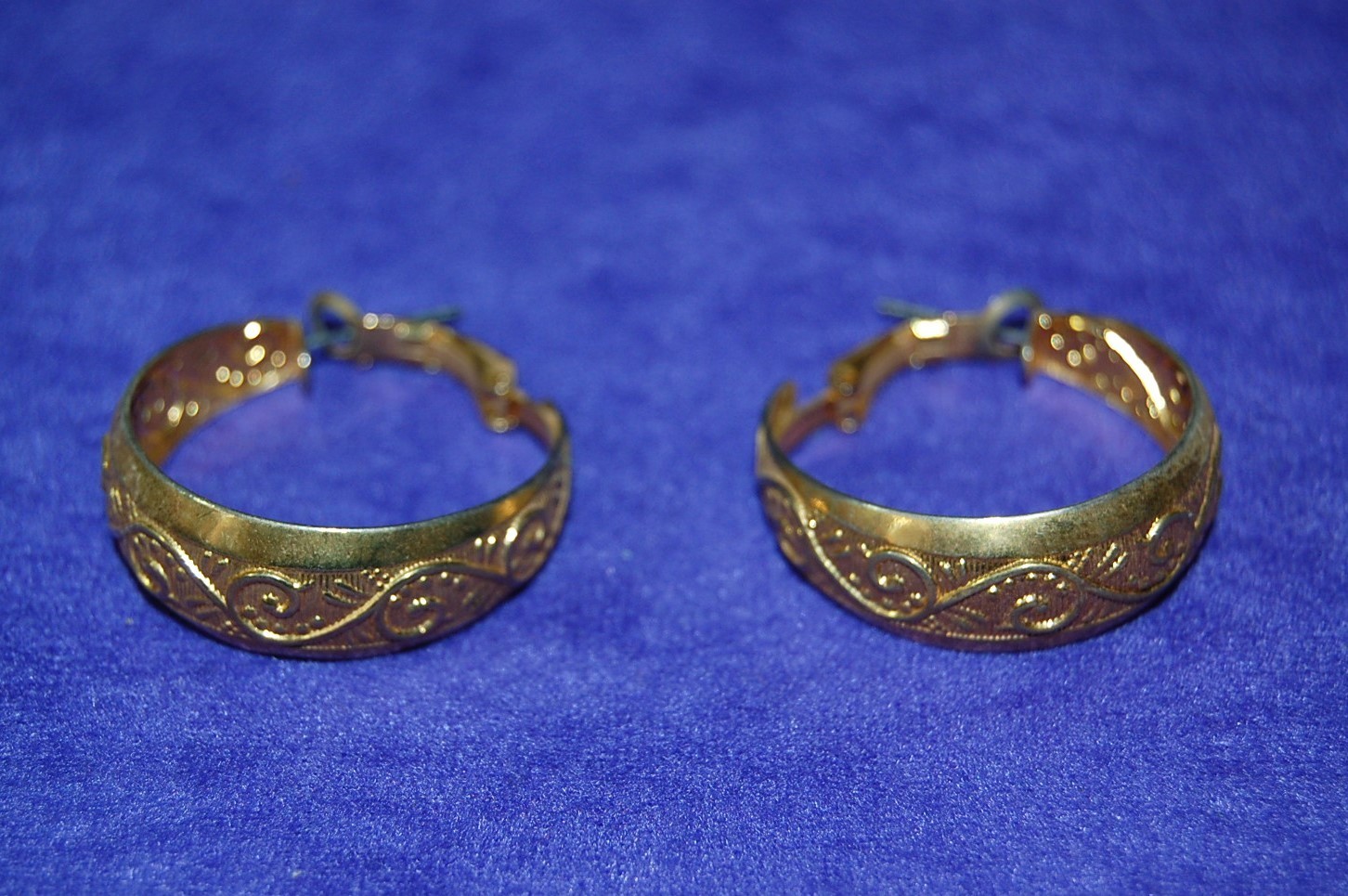 Pair of Vintage Gold Tone Stud Earrings about 1-1/8″ in Diameter – My Lot #17D