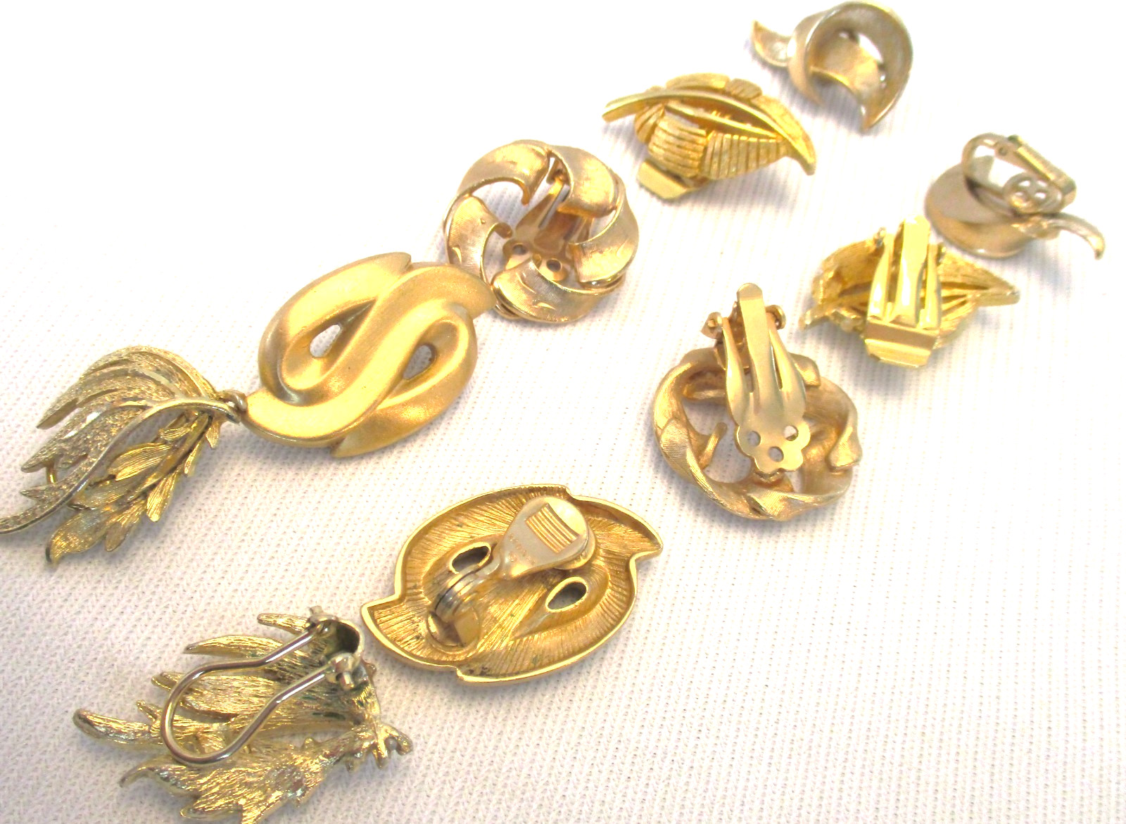 Vtg Signed Gold Tone Brooch & 5 Pair Clip on Earrings 1 Pr Trifari &1 Pr Monet