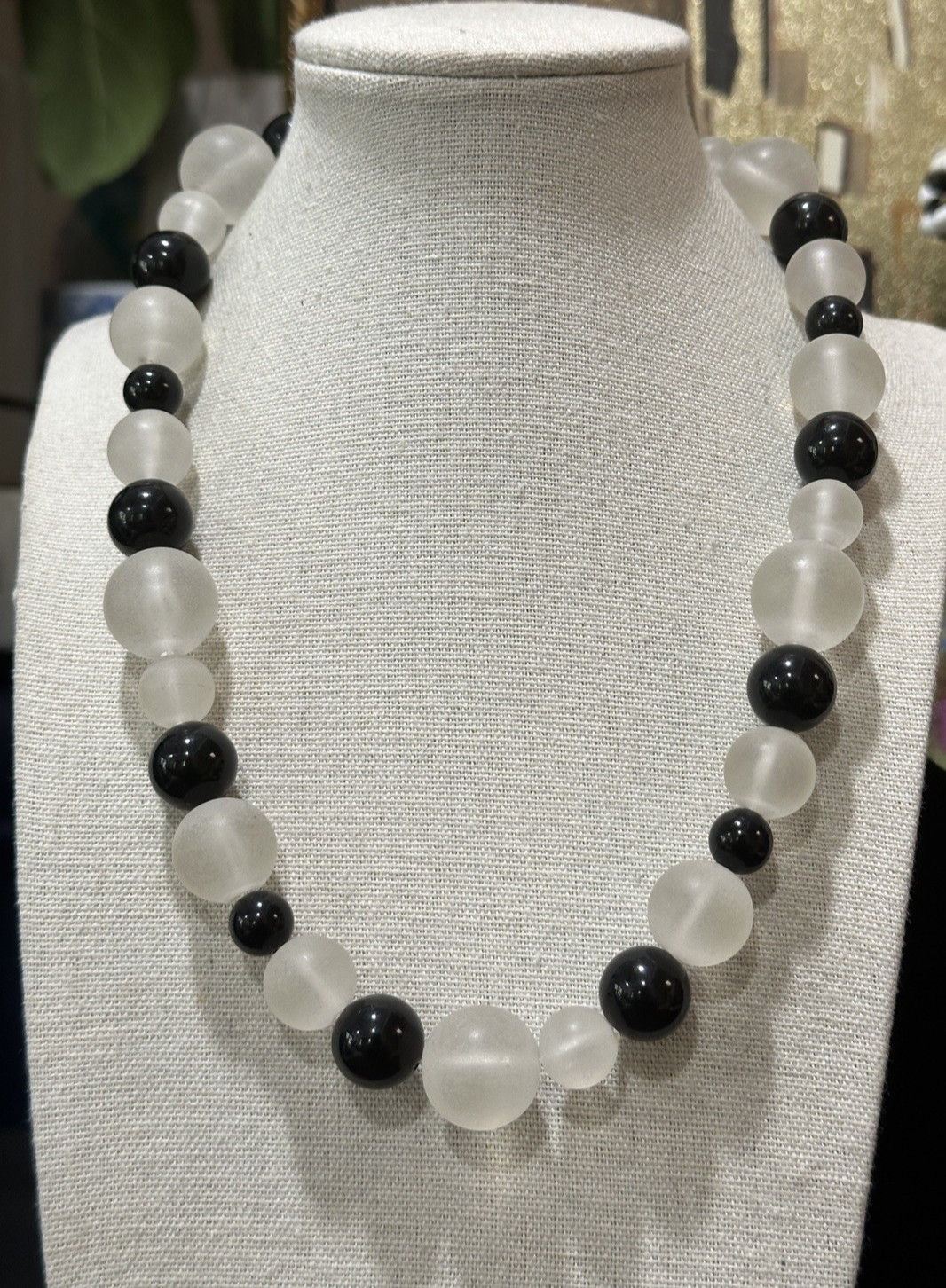 Vintage Black Clear Graduated Acrylic Bead Necklace 16 Inch Twist Closure 16″