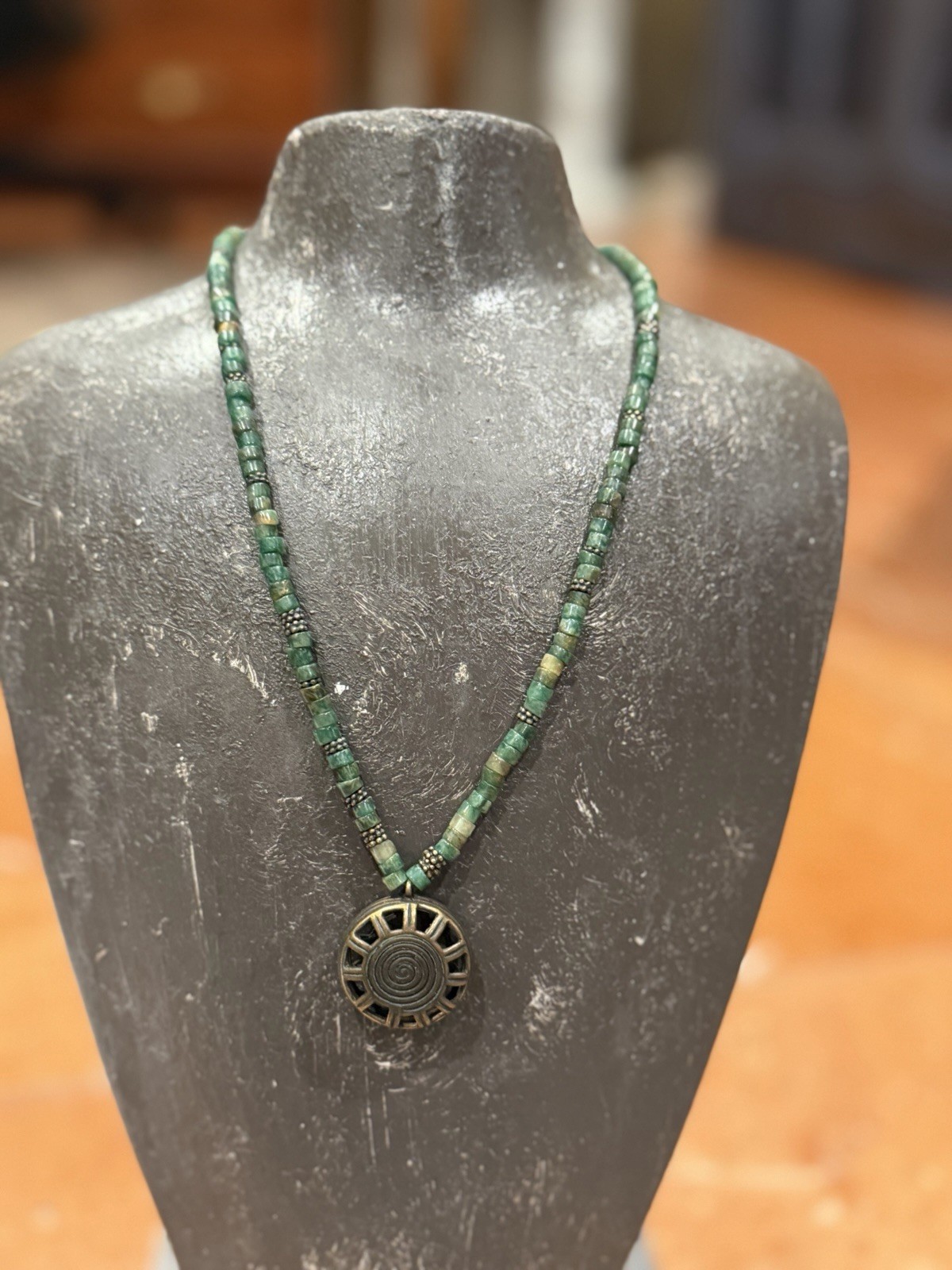 LAUREN RALPH LAUREN JADE GREEN BEAD CAVIAR SPACERS BRASS PENDANT 16″ NECKLACE EU