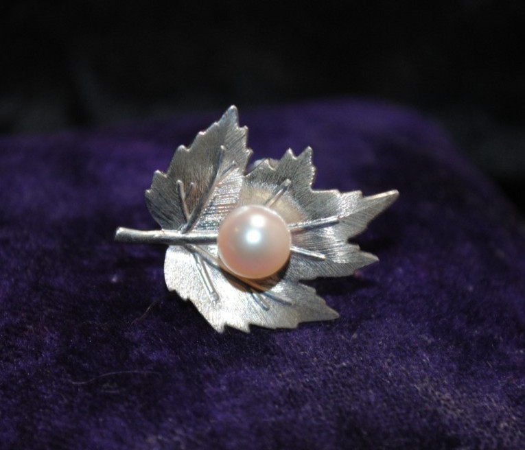Single Vintage Mikimoto Sterling Silver Maple Leaf Pearl Screw-back Earring