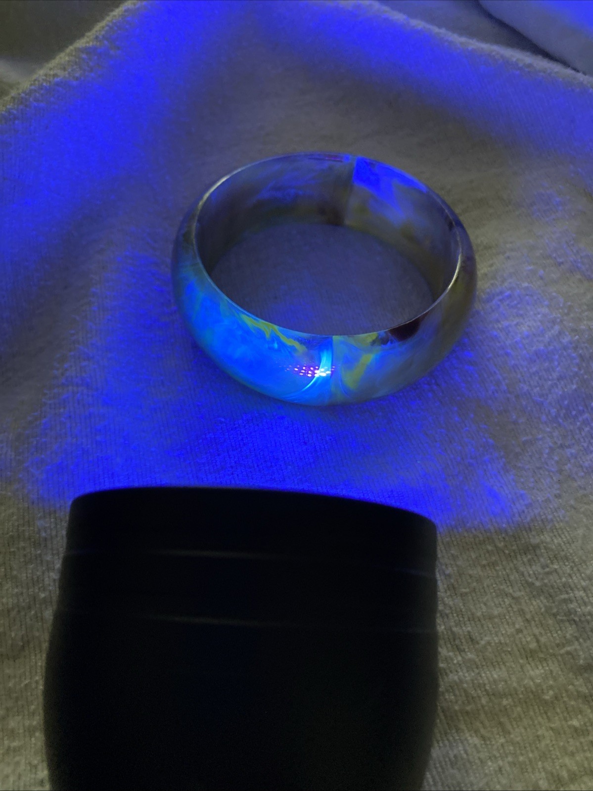 OLD HARD PLASTIC SEAM MUTED MARBLIZED SHADES OF EARTHTONES GLOW BANGLE BRACELET