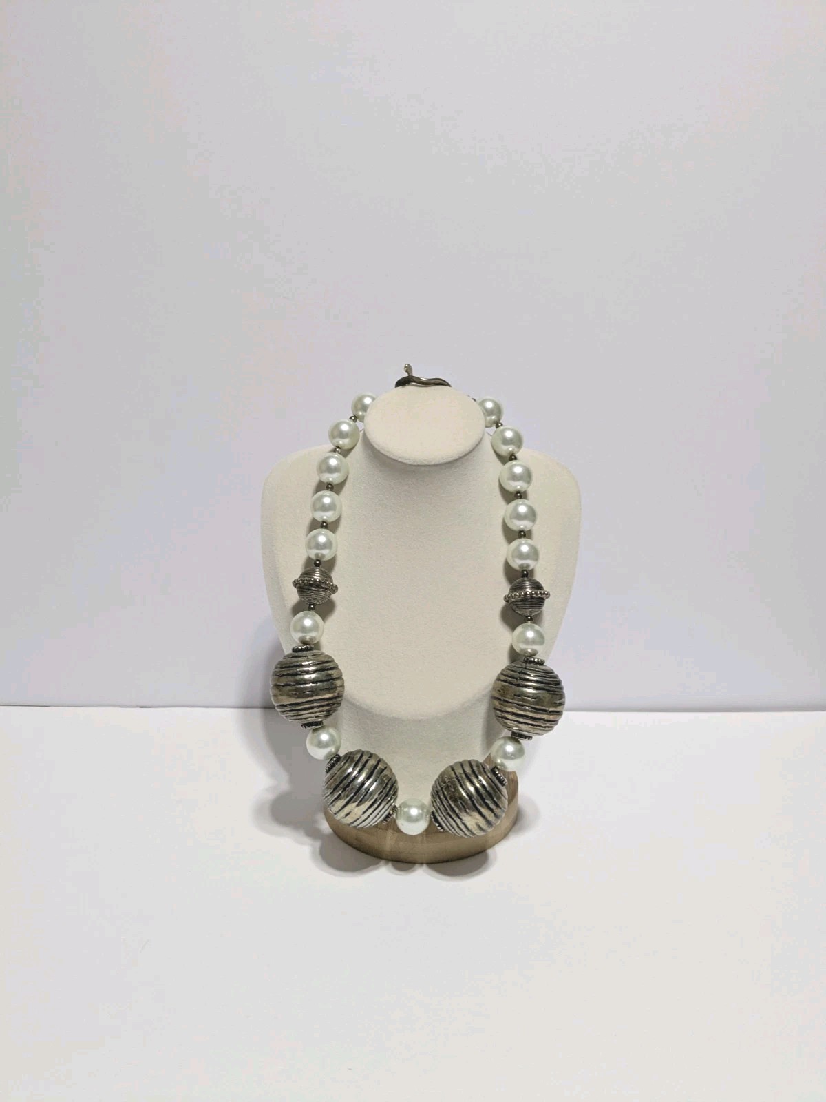 Vintage Chunky Silver Tone Etched Metal & White Glass Round Beaded Necklace 18″
