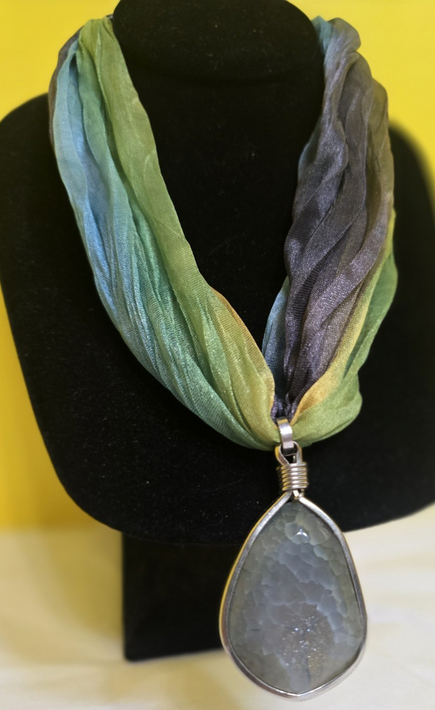 Vtg Bohemian style DRUZY AGATE GEODE PENDANT Scarf Necklace Adjustable closure