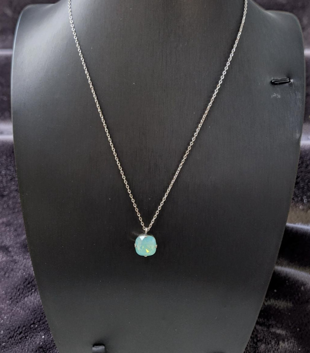 Vintage Kriker de Jewelry Co Beautiful Moonstone 9.5″ necklace.
