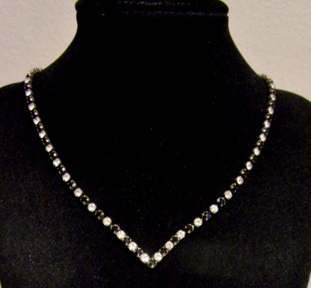 Vtg Black & Clear Crystals,Prong Set Silver, Tone Metal V Design 16″ L Necklace