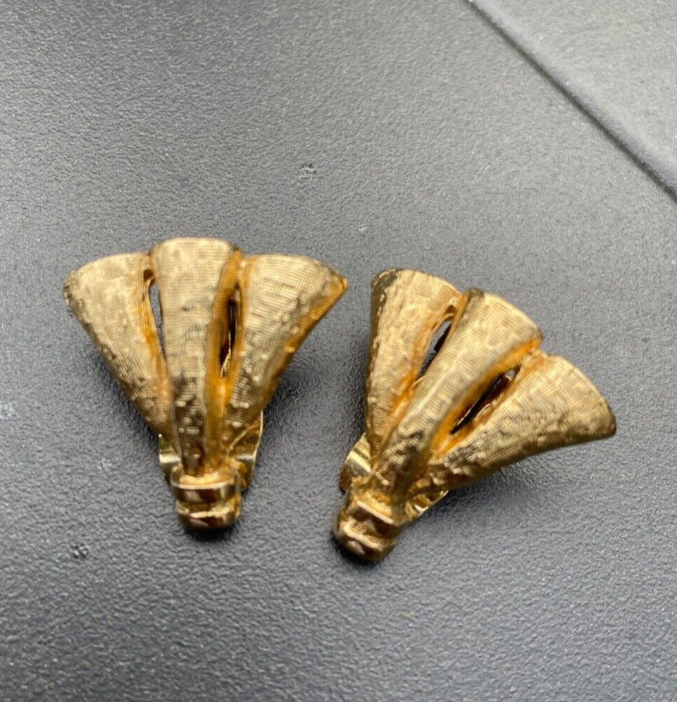 Judy Lee Vintage clip earrings Textured gold colored metal Triple DJ81