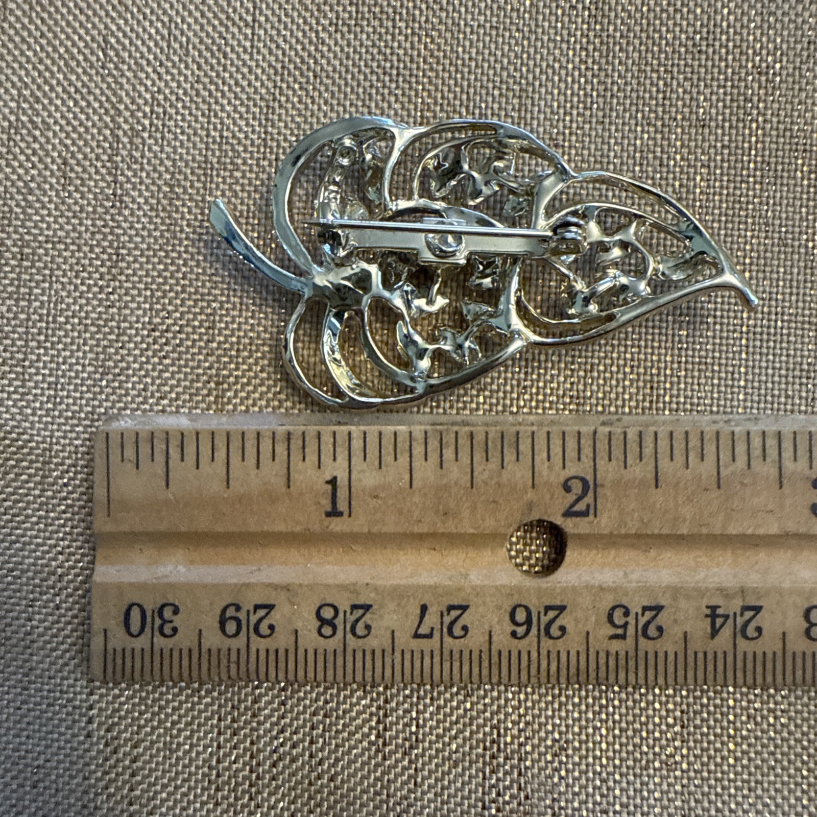 Vintage Gold Tone, Detailed Leaf Pattern Brooch/Pin Approximately 2 Inches