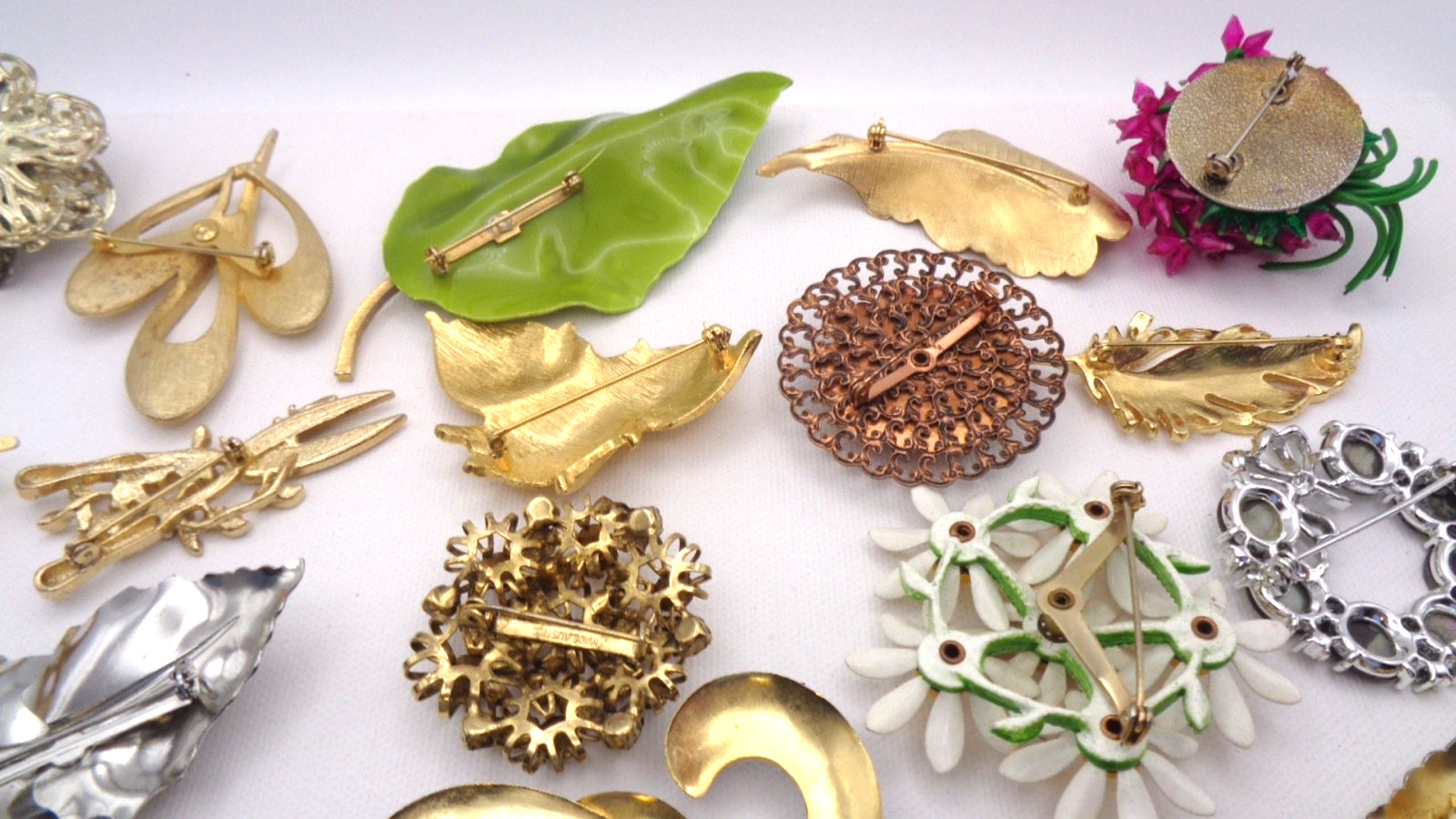 25 Vintage Cabochon Crystal Enamel Faux Pearl Rhinestone Flower Leaf Brooch Lot