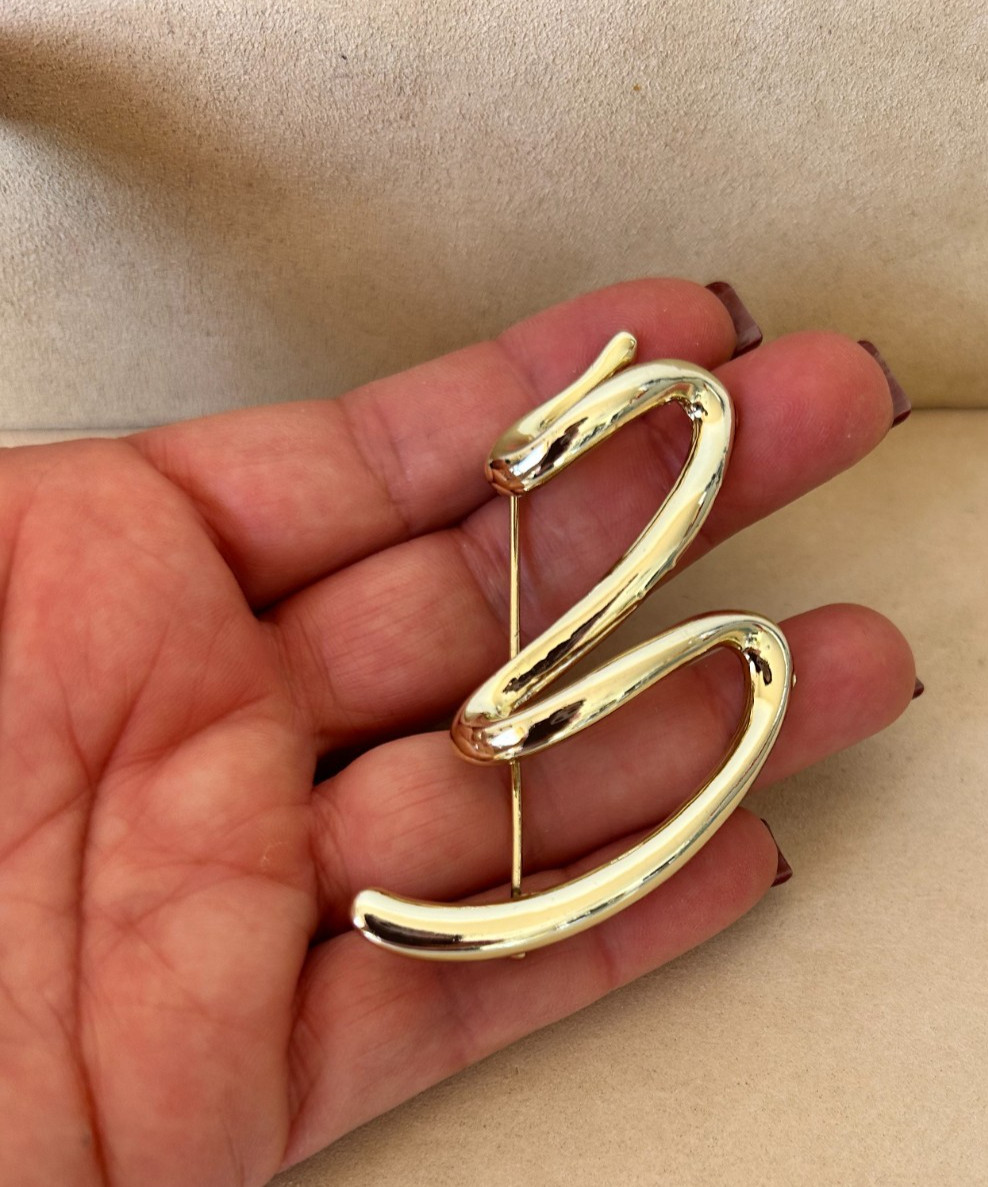 80s Scroll Swirl Ribbon Brooch Pin Gold Tone 2.5″ Length Shinny