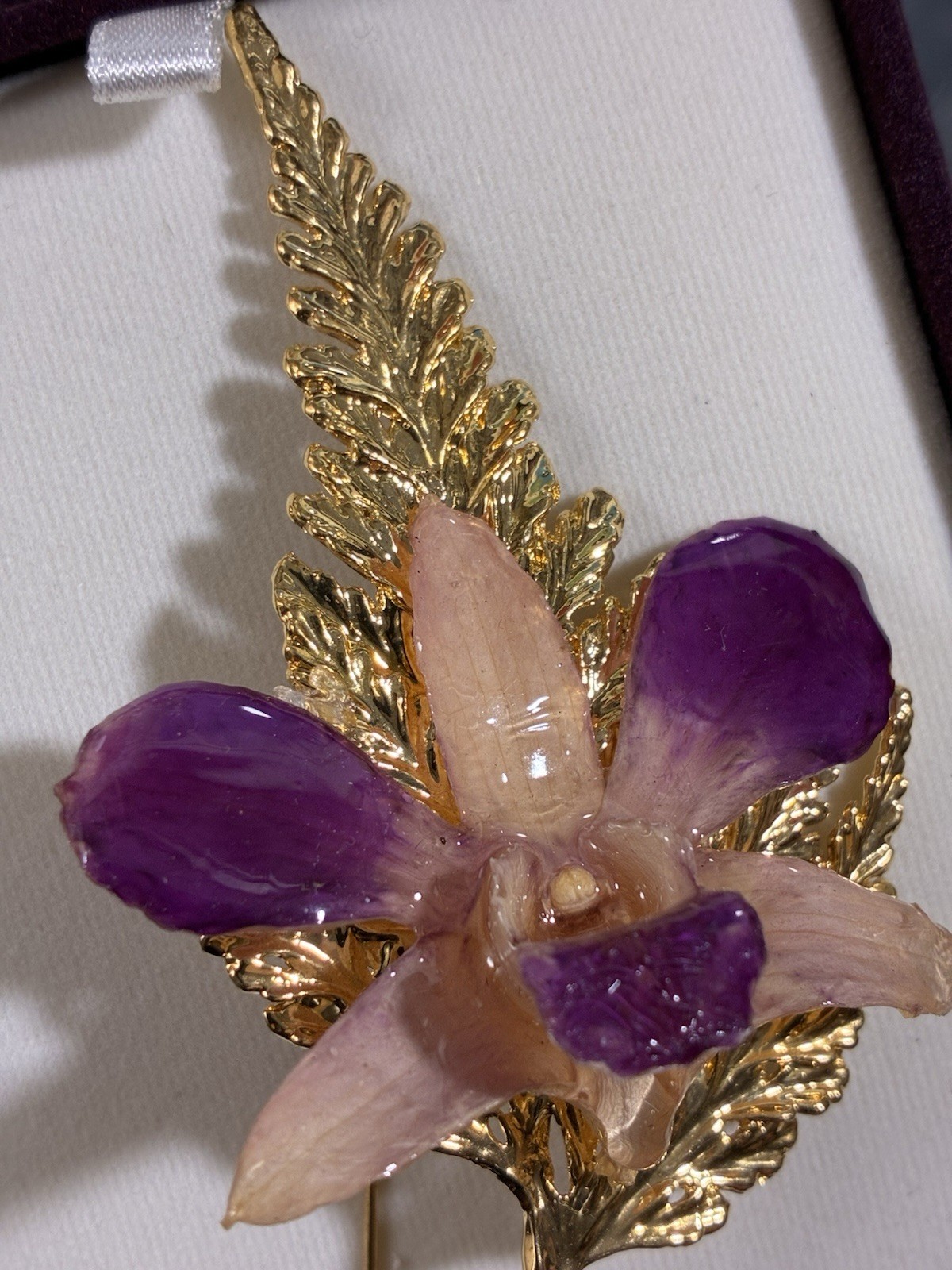 Singapore Gold Trimmed Dendrobium Orchid Pin – Gold with Purple Vtg