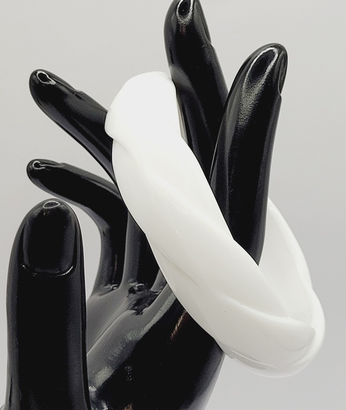 White with Twisted Wrap Design Style Resin Bangle Bracelet Retro Vintage 1980s