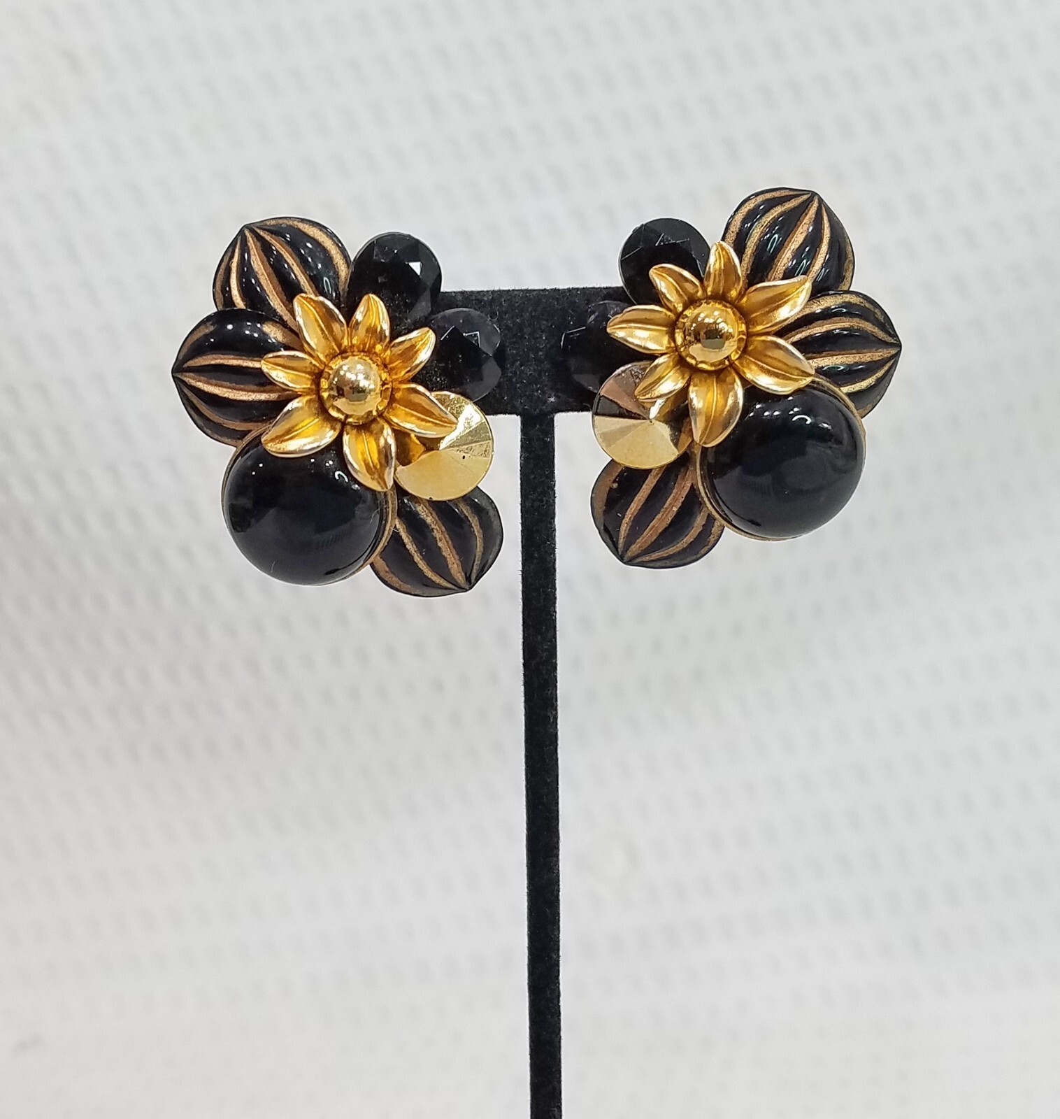 Vtg. Circa 1980s Black and Gold Tone Floral Cluster Clip-On Statement Earrings