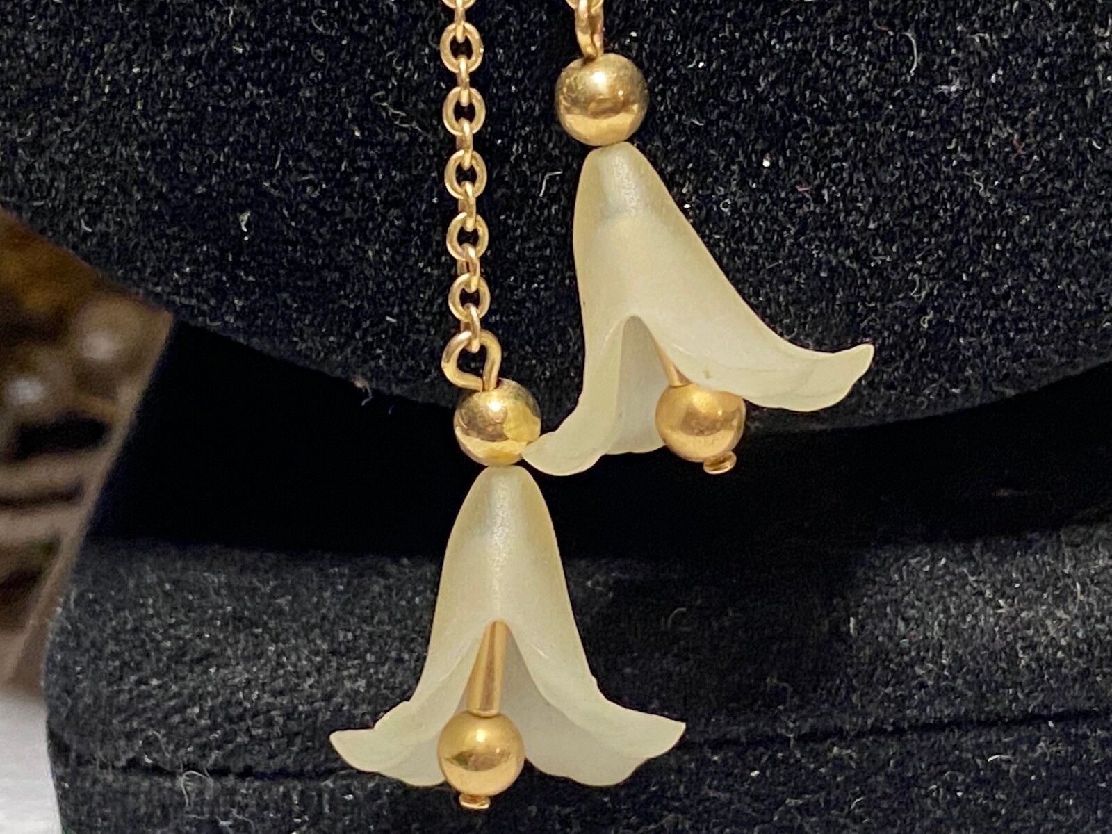 Avon Signed Vintage Golden 19 3/4″ Necklace w/ Cala Lily Flower 3″ Dangles