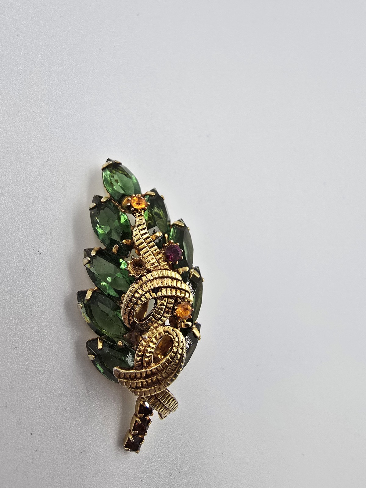 Vintage Rhinestone Brooch Gold Tone Green Pin Leaf Ribbon Unsigned Beauty D&E?