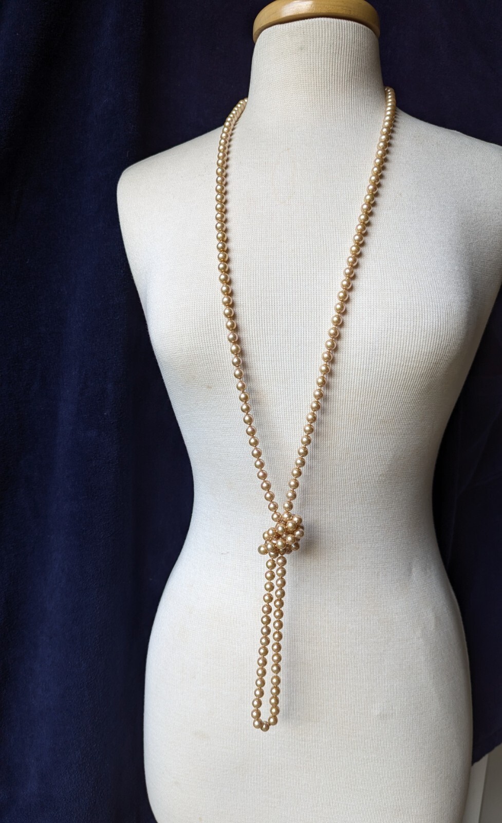 Vintage CAROLEE Faux Pearl Knotted Champagne Gold Tone 60″ Rope Length Necklace
