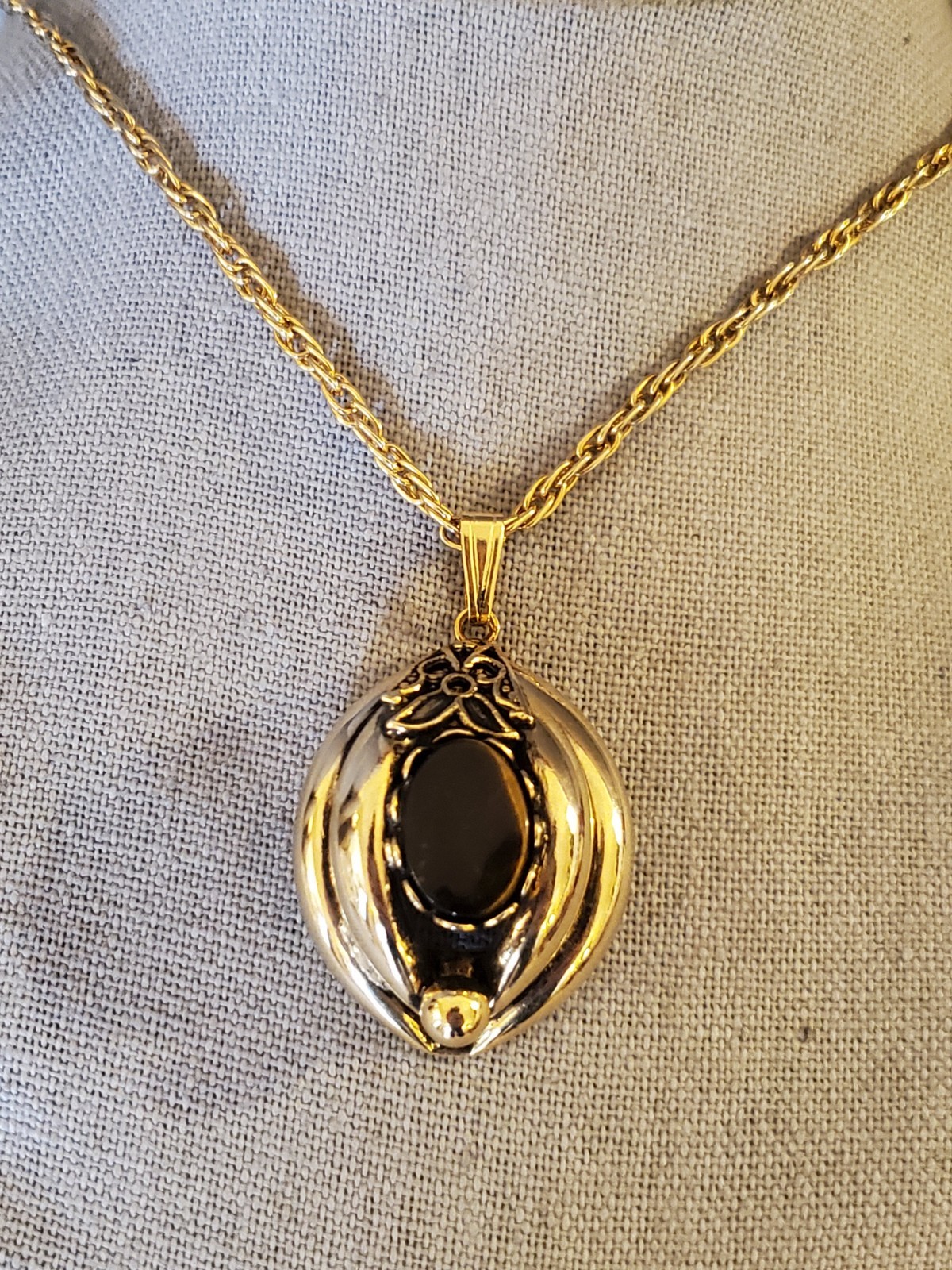 Vintage Glass Cabochon Gold Tone Pendant Necklace Wheat Chain