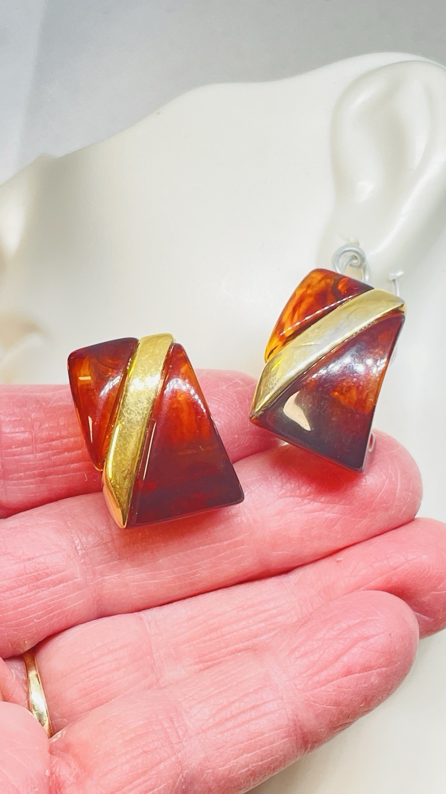 Vintage Napier Faux Amber Resin Screwback Earrings 1″ GoldtoneHigh-end Estate