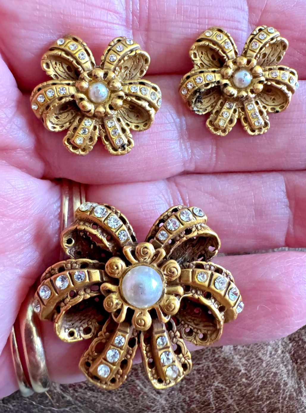 Vintage ALVA Bow Rhinestones & Faux Pearl Pin & Post Earrings Set Gold Tone
