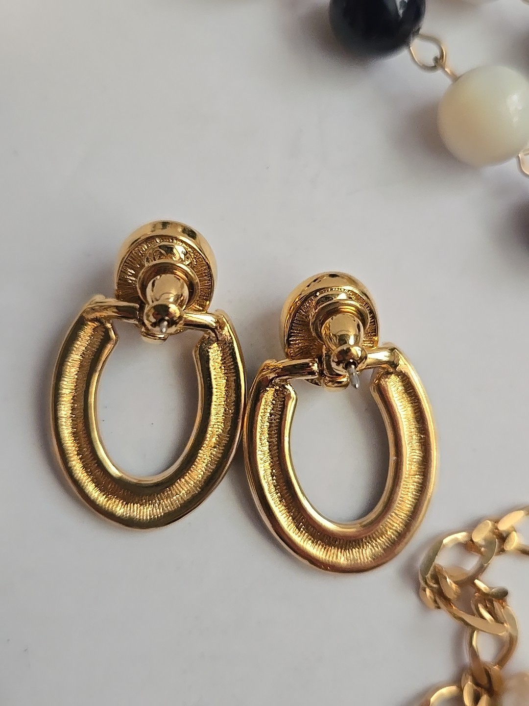 Vtg Liz Claiborne Goldtone Faux Pearl White Black Bead Necklace Earrings Post