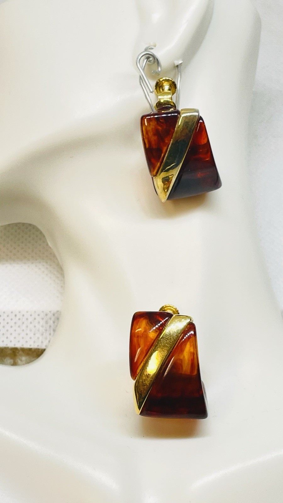 Vintage Napier Faux Amber Resin Screwback Earrings 1″ GoldtoneHigh-end Estate