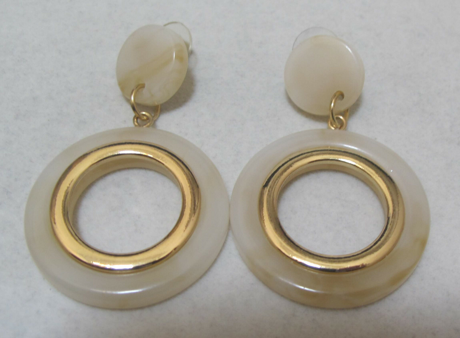 Vtg 2-3/8” Gold Tone Creamy Marbled White Lucite Dangle Hoop & Disk Post Earring