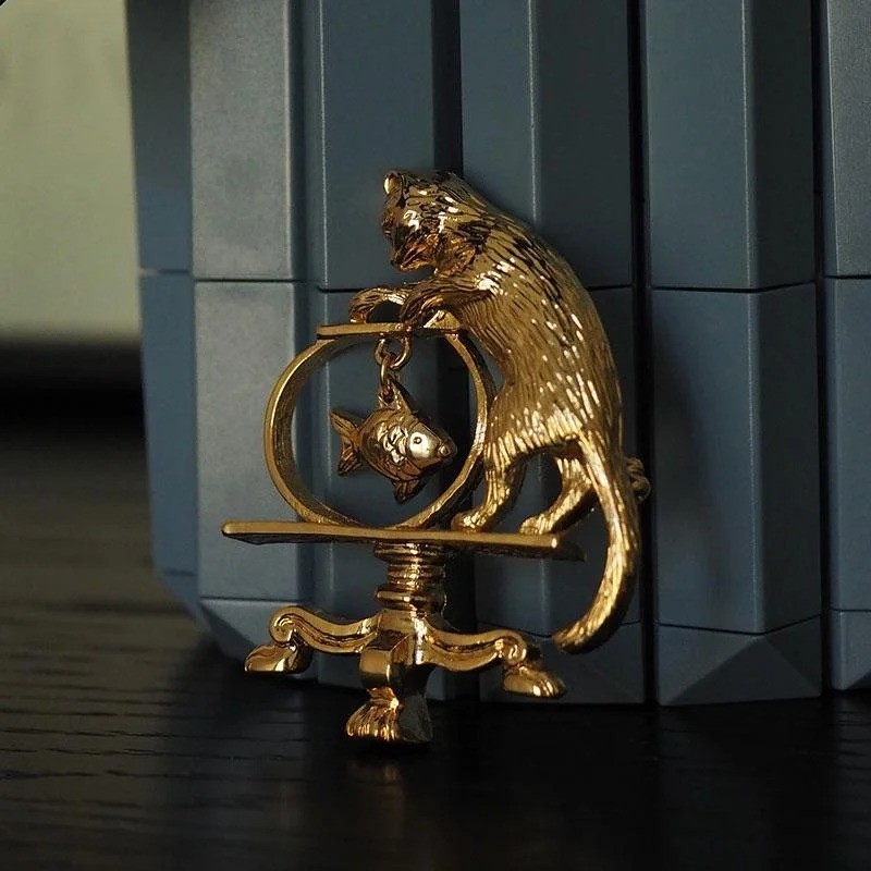 Vintage Cat Fishing Brooch Gold Plated Animal Pin Retro Cute Zinc Alloy Jewelry