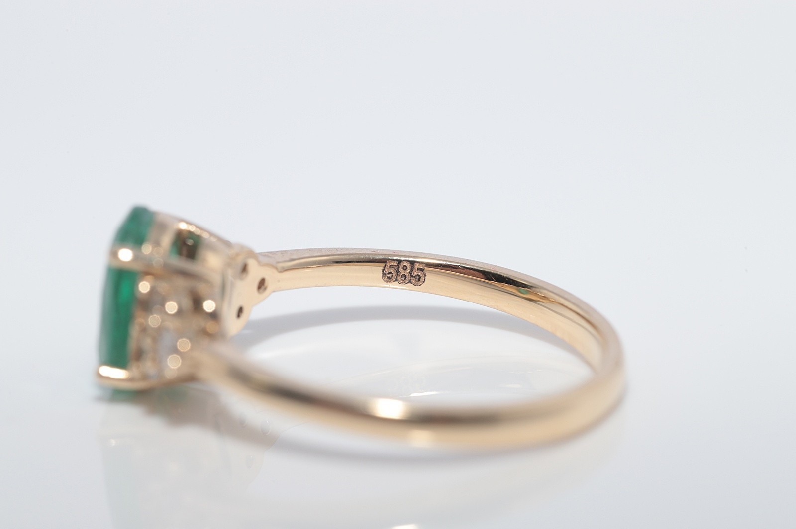 New Made 14k Gold Natural Diamond And Round Cut Emerald Decorated Ring