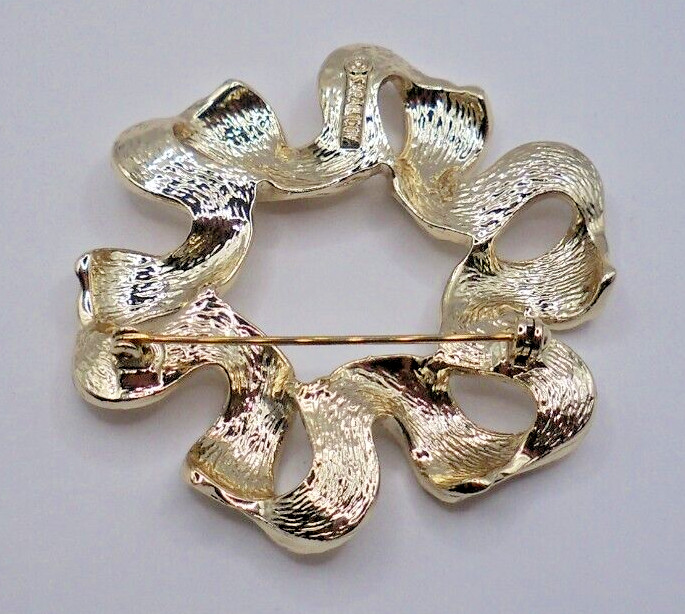 Vintage Sarah Coventry Gold Tone 2.5″ Textured Swirl Ribbon Brooch Pin
