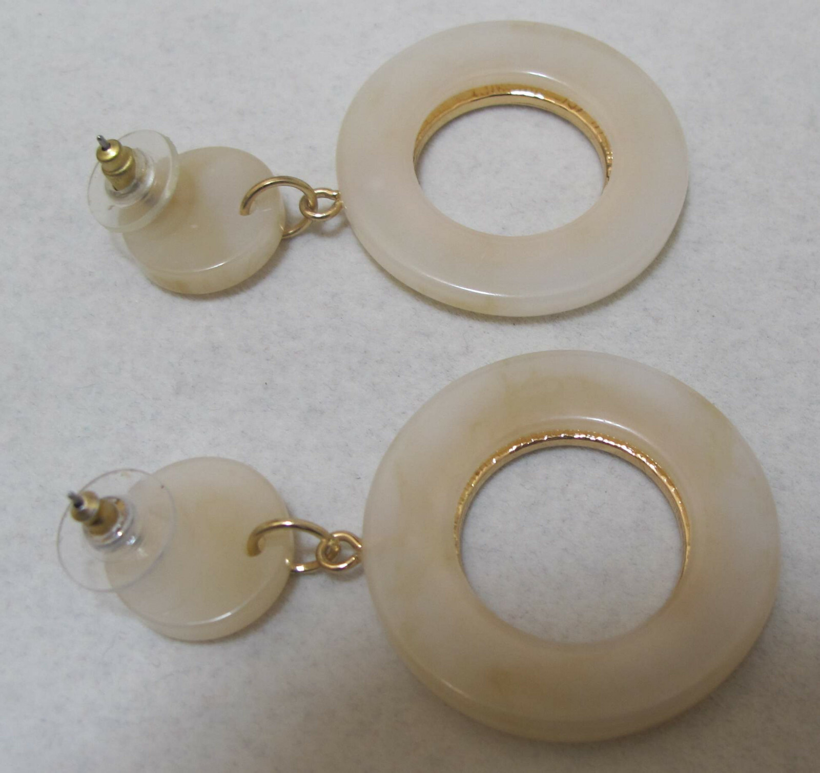 Vtg 2-3/8” Gold Tone Creamy Marbled White Lucite Dangle Hoop & Disk Post Earring