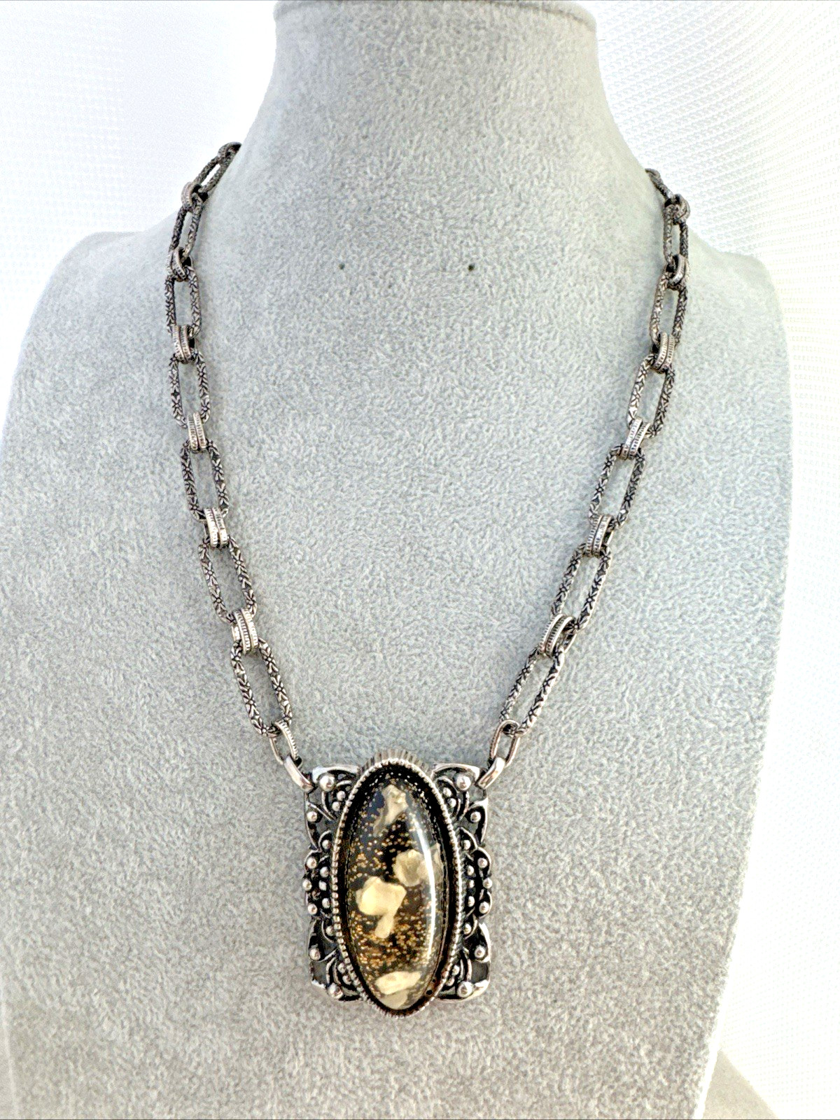 Brutalist Modernist Romantic goth 1960s glitter confetti lucite Necklace Jewelry