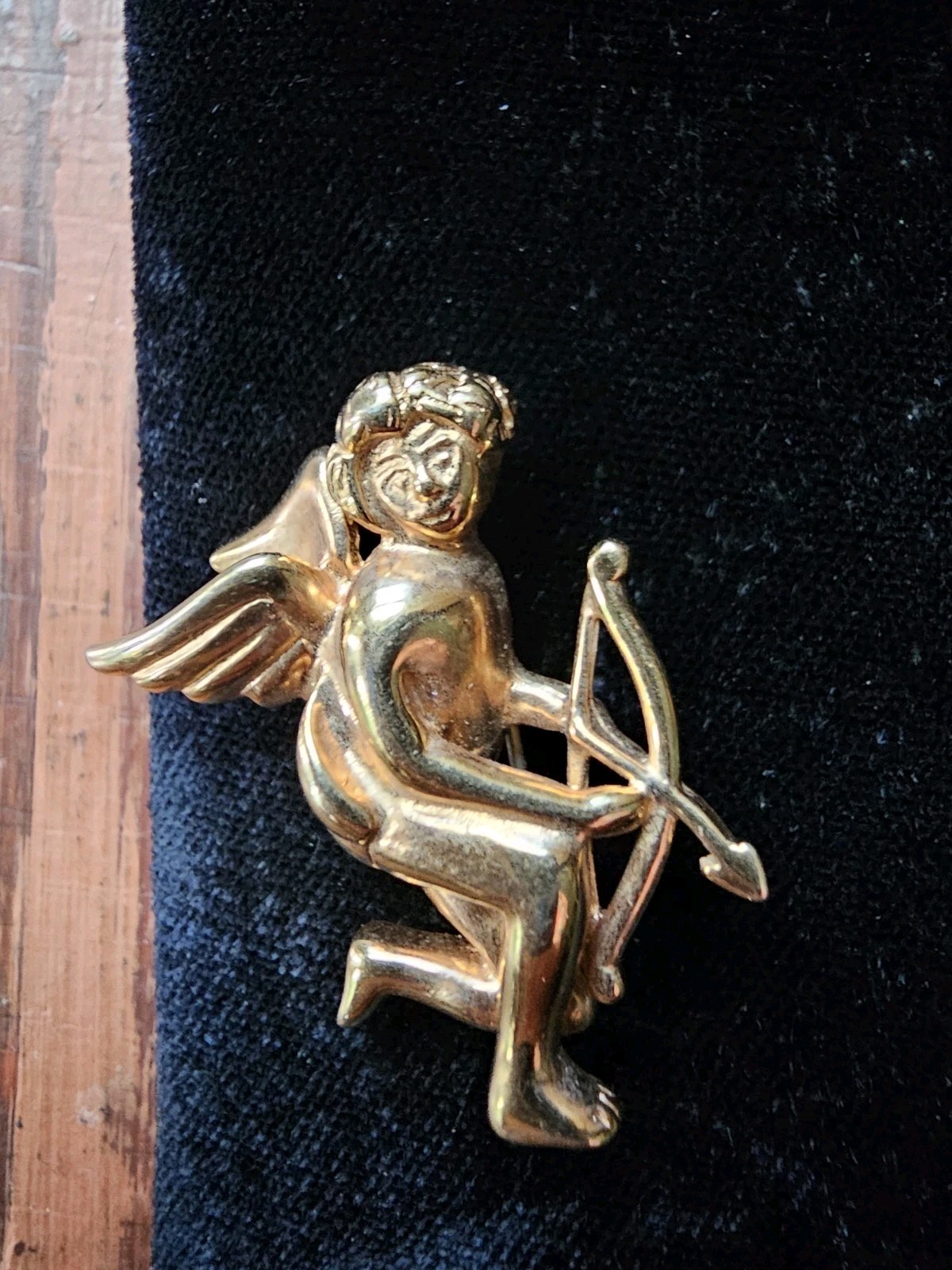 Krementz Cupid Brooch Gold Tone Cherub Wings Flying Dart Bow Signed Vtg 1.25″