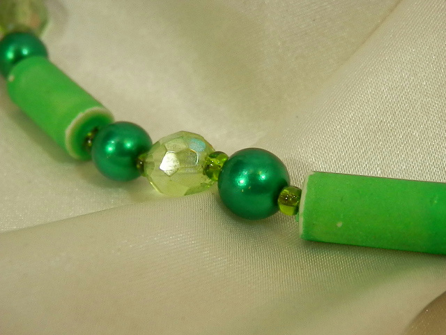 Vivid Green Porcelain & Crystal Vintage 1950s Necklace Very Pretty 257M4
