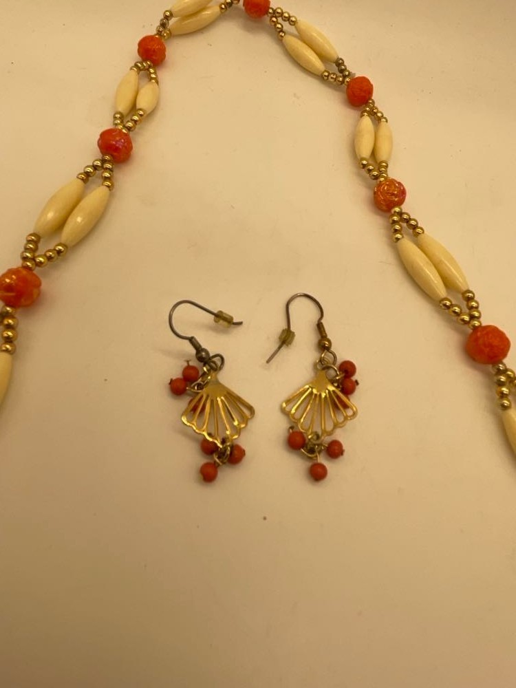 EUC Vintage Beaded Orange Cream Gold Tone Necklace & Earrings