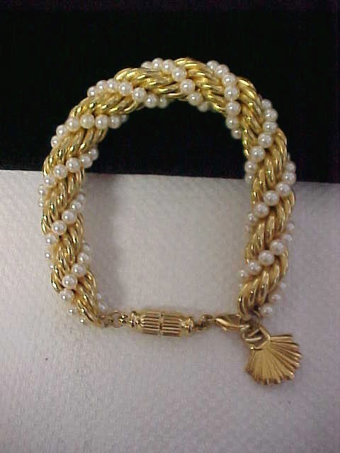 Richelieu White Faux Pearls Wrapped on Gold Tone Rolo Chain Bracelet 8.75″ VTG