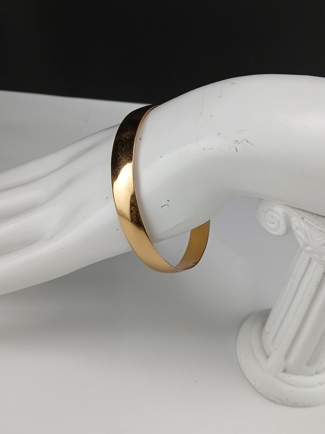 NAPIER 1980s polished gold tone 3/8 in wide size 7 3/4 in bangle bracelet