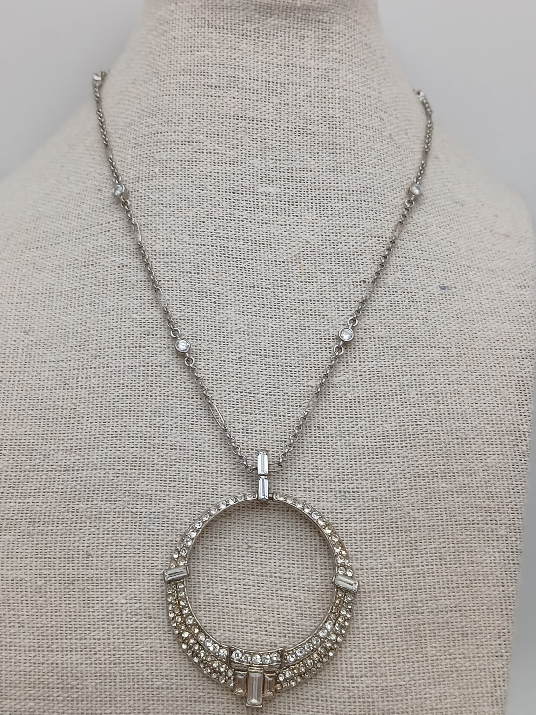 CAROLEE 1970s silver tone stations chain clear stones round pendant necklace