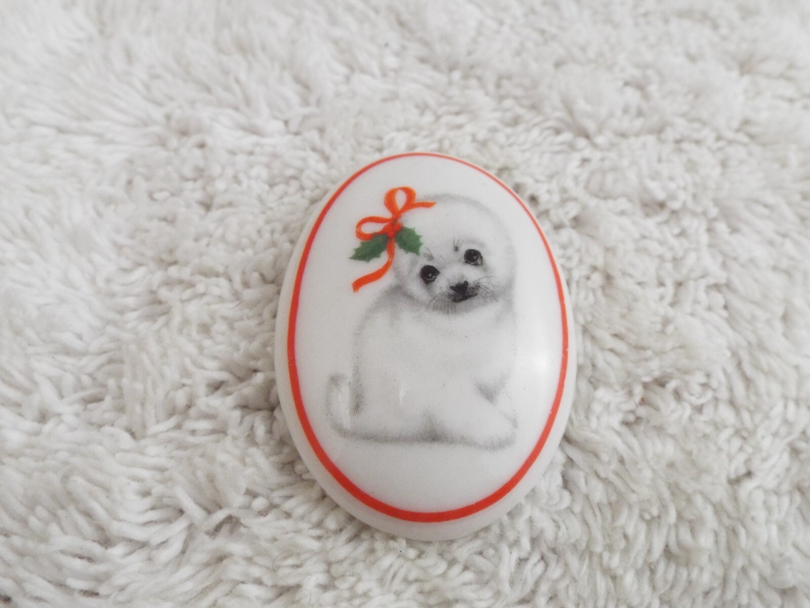 Vintage White Baby Seal Ceramic Christmas Pin (A53)