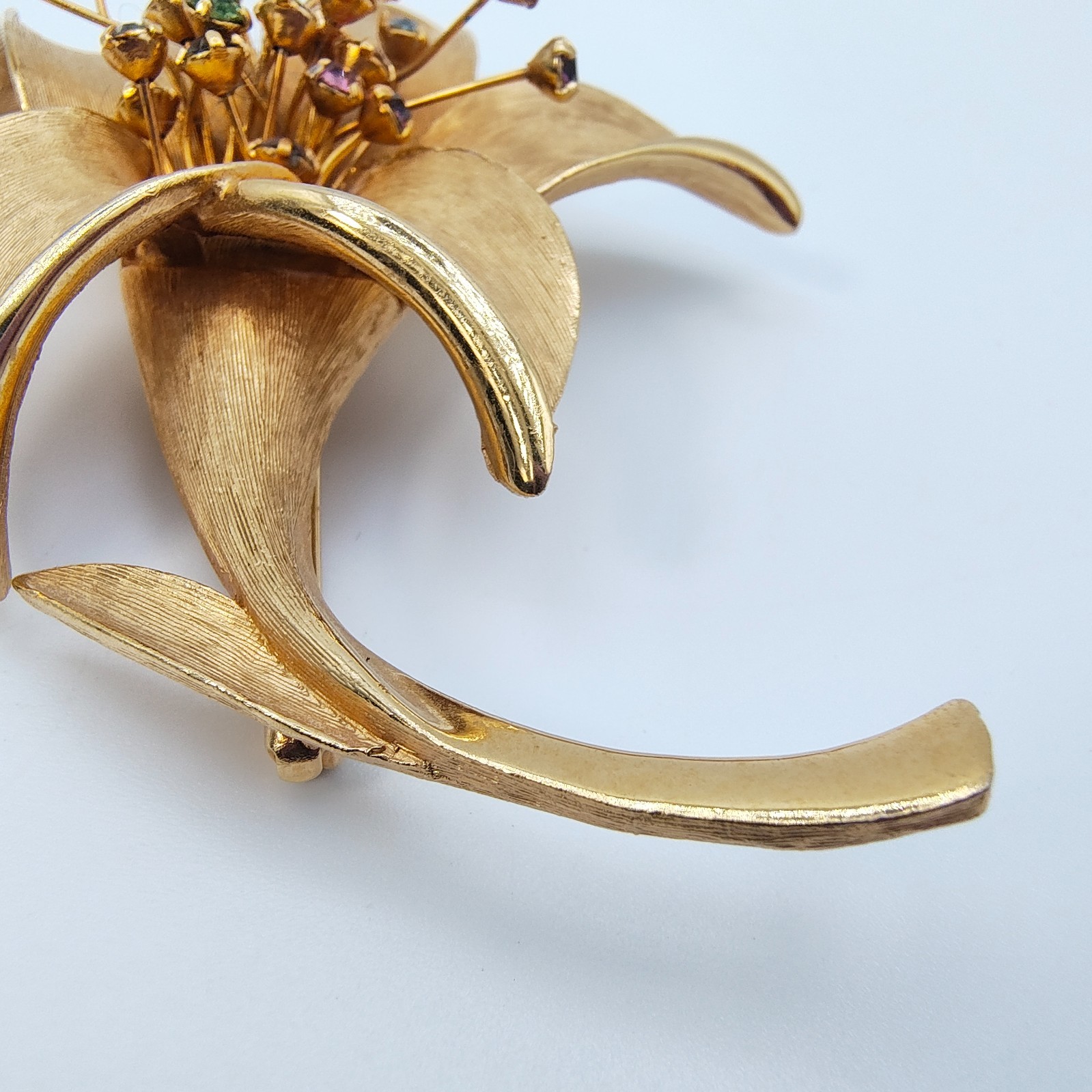 Vintage Calla Lily Brooch Brushed Gold Tone Multicolor Rhinestone Pistil Flower