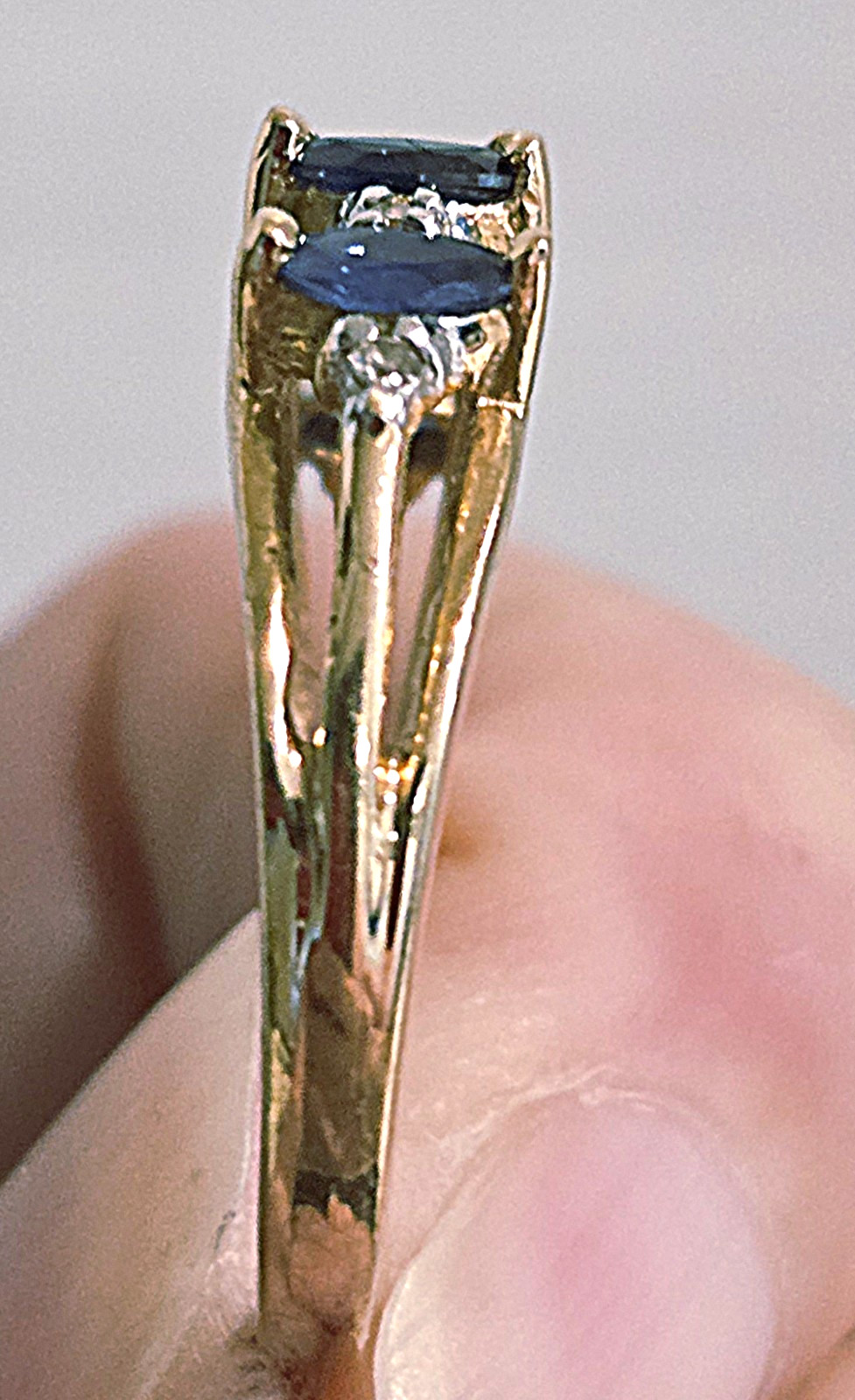 Vtg 14K Gold Ring Marquise Blue/Violet Stones Clear Stone Accents Size 6.5 2.6g