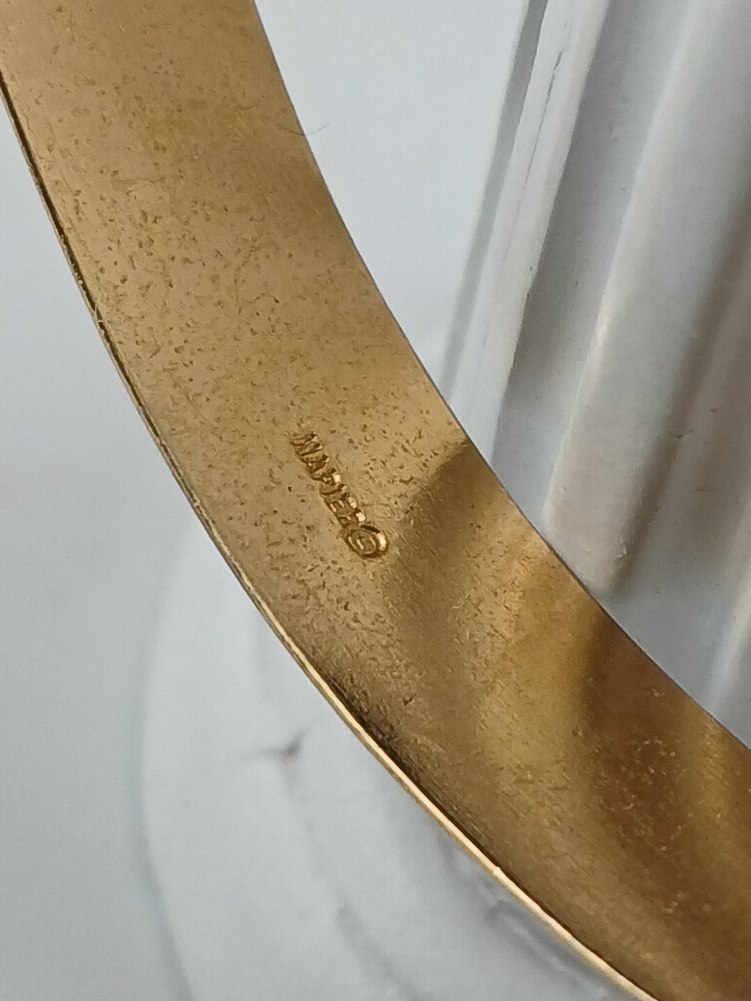 NAPIER 1980s polished gold tone 3/8 in wide size 7 3/4 in bangle bracelet