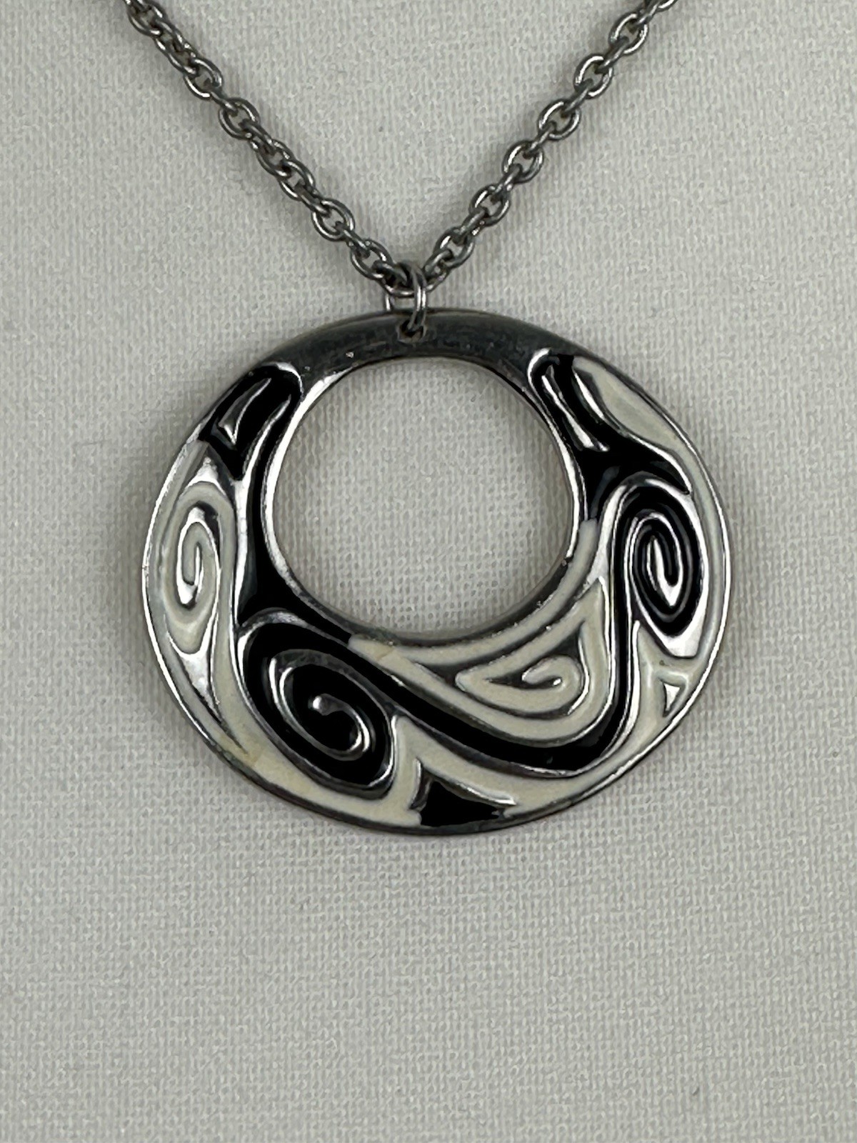 PENDANT MCM WHITE BLACK ENAMEL SWIRL DESIGN SILVER TONE CHAIN NECKLACE