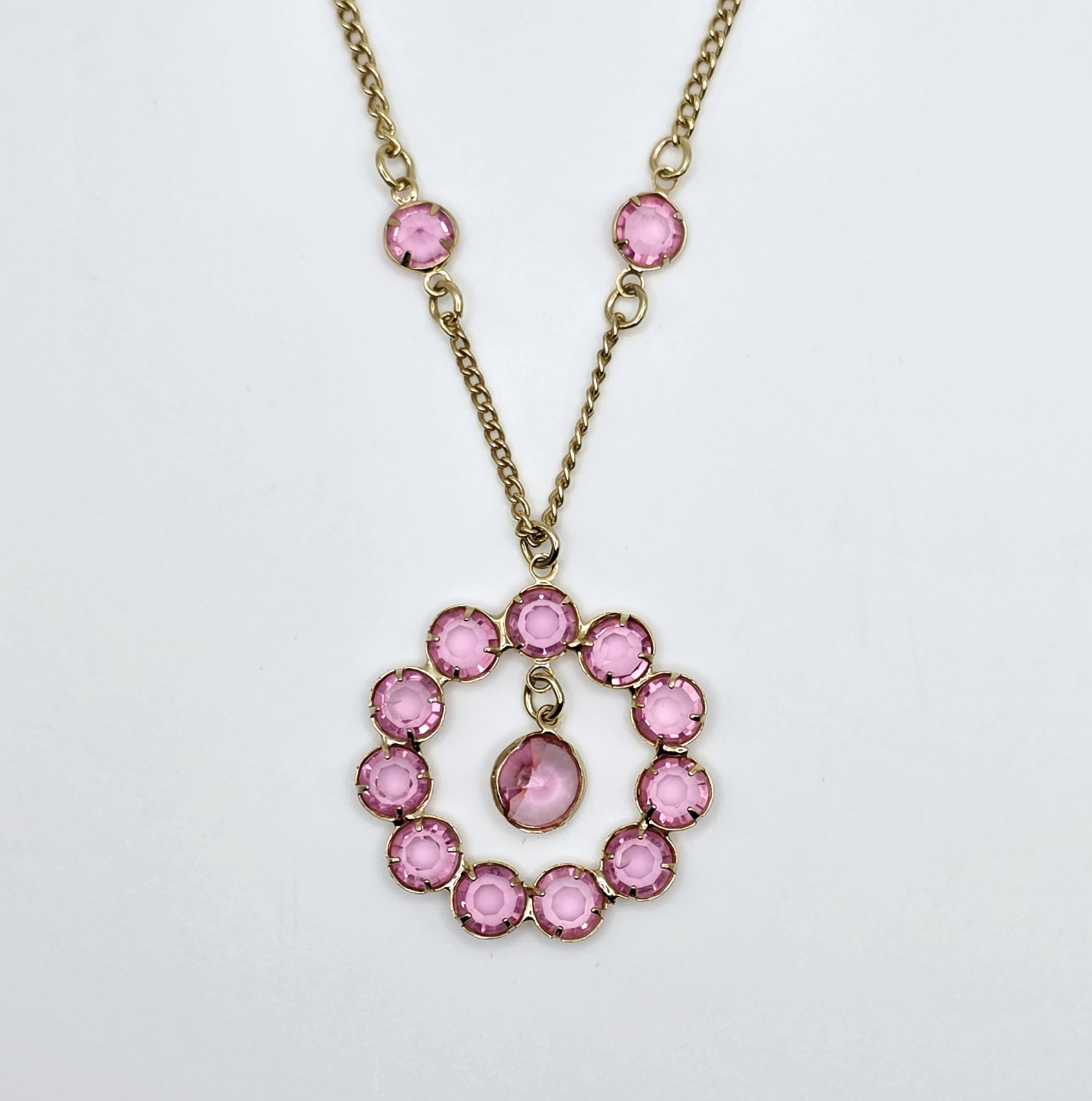 Vtg Gold Tone Pink Rhinestone Bezel Halo Station Pendant Circle Necklace Retro