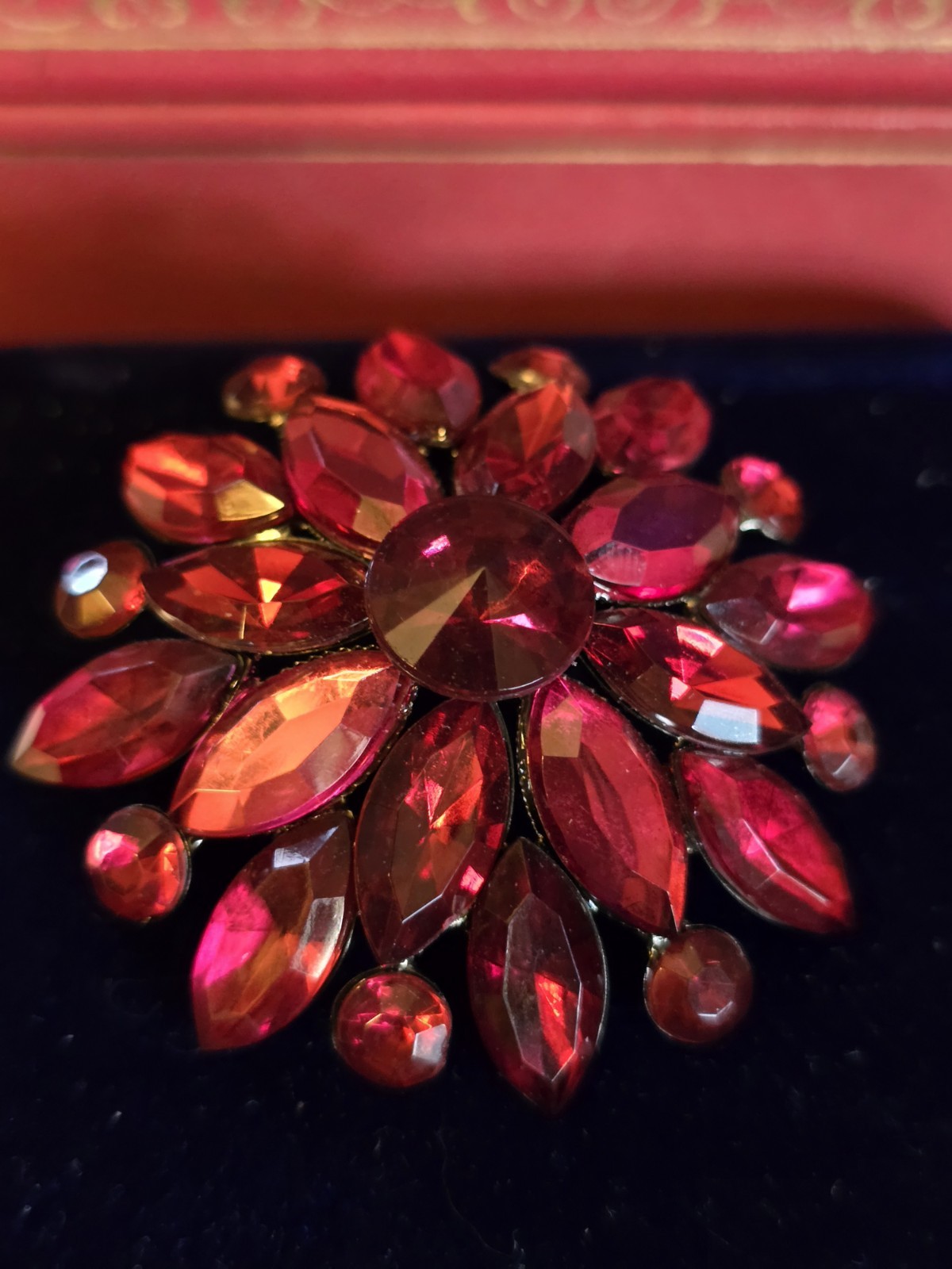 RUNWAY STATEMENT MARQUISE PINK PURLE LUCITE BROOCH-NWOT☆3D☆2″Diam☆GUNMETAL☆WOW