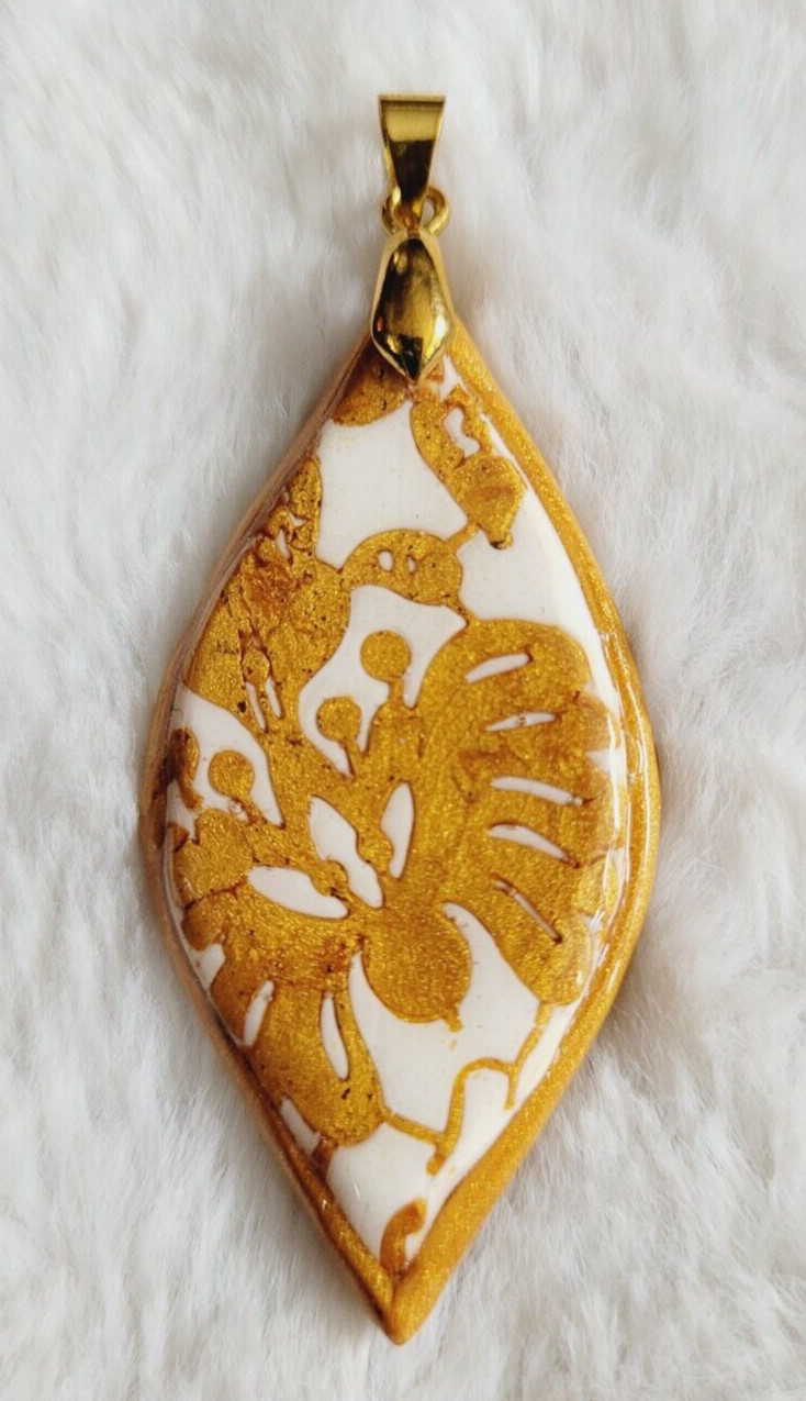 Vintage 18kt GP Gold Ivory Glazed Resin Necklace Pendant Gorgeous RARE WOW 😍
