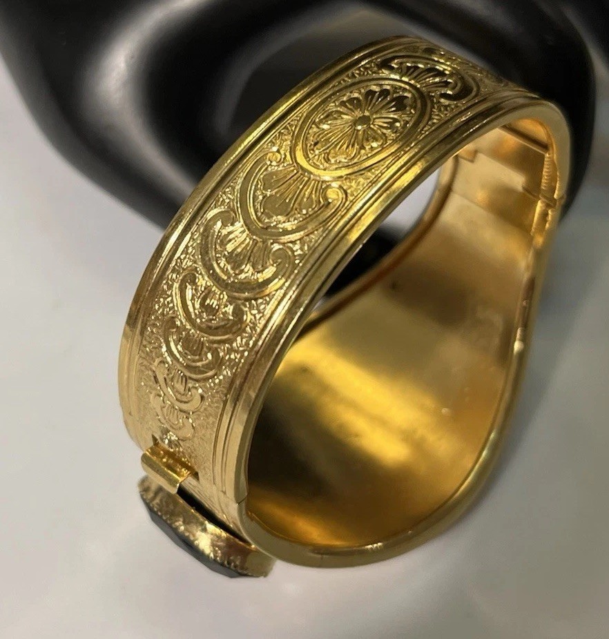 Vtg Victorian Morning Revival Gold Tone Etched Flower Motif Wide Hinged Bracelet