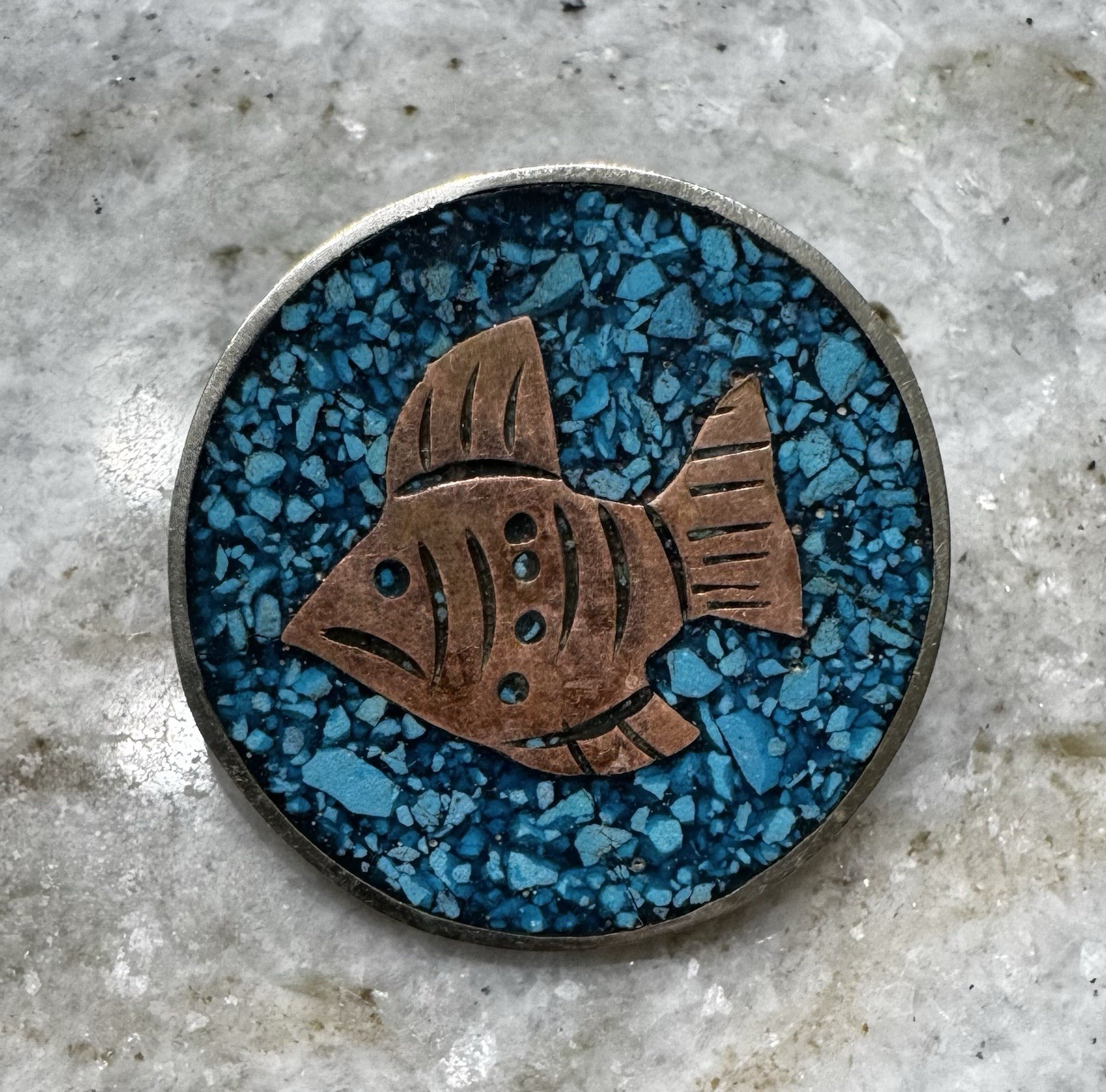 MEXICO 925 Silver Turquoise Chip Inlay Copper Fish Round Brooch Pendant 4.27g