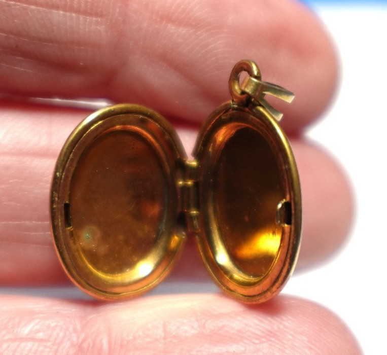 GOLD FILLED VINTAGE OVAL LOCKET BORDER DEISIGN 10 X 18 MM 1.6 GRAMS J-702