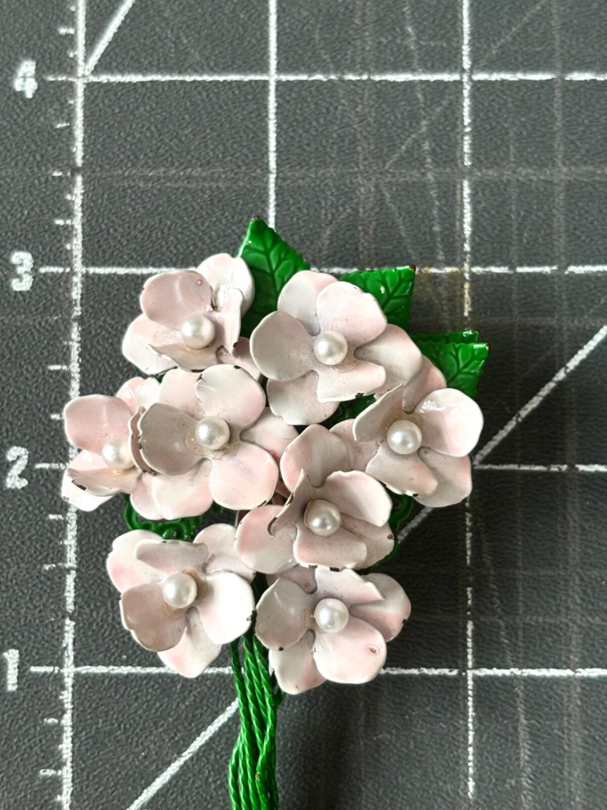 PRETTY PALE PINK VINTAGE METAL ENAMEL FLOWER PIN,BOUQUET STYLE BROOCH,SPRING🌸