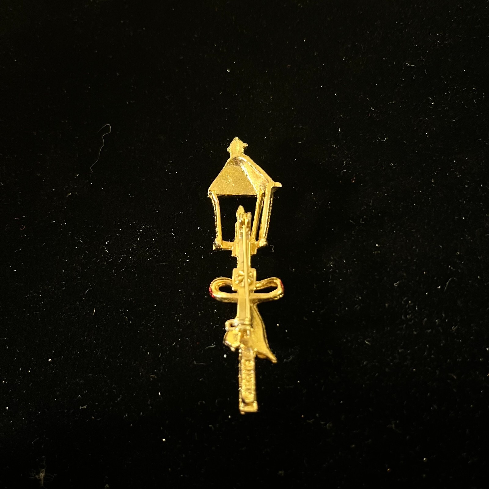 Vintage Gerrys Gold Tone Street Lamp Post Pin Brooch Christmas Holiday Candle